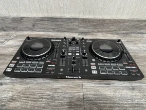 8 lý do Numark Mixtrack Platinum FX xứng đáng là chiếc bàn DJ đầu tiên