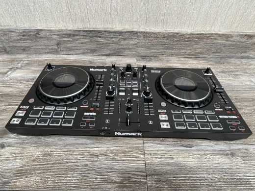 8 lý do Numark Mixtrack Platinum FX xứng đáng là chiếc bàn DJ đầu tiên