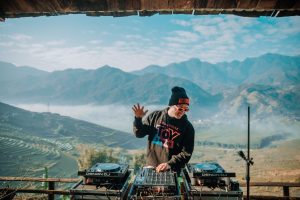 CHƠI NHẠC DJ BẠN THÍCH HAY CHIỀU THEO ĐÁM ĐÔNG?