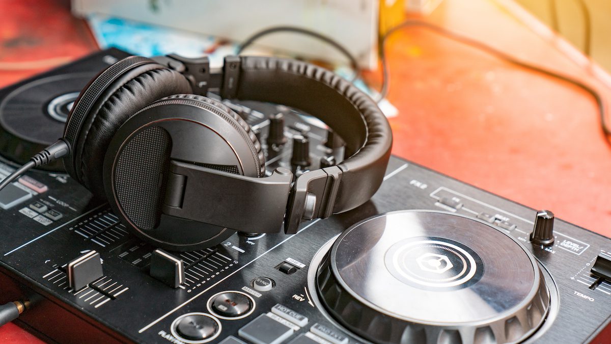 Hướng dẫn cách chọn tai nghe DJ cho âm thanh chất lượng 2023