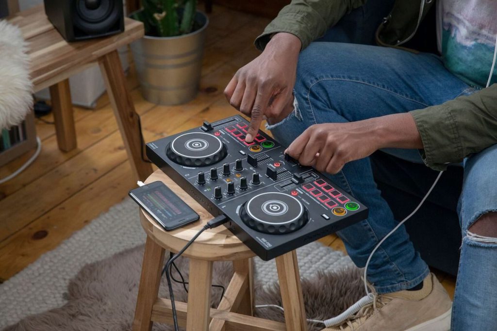 KẾT NỐI BÀN DJ VỚI 1 CHIẾC ĐIỆN THOẠI – TẠI SAO KHÔNG?