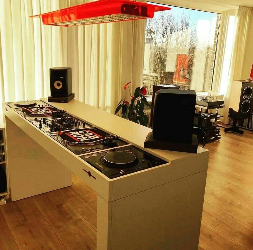 Không gian làm việc của một DJ Studio có những thiết bị gì 2023?