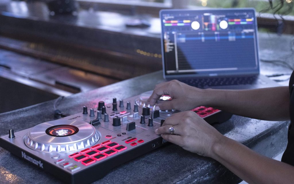 Mua bàn DJ giá rẻ tại Hà Nội