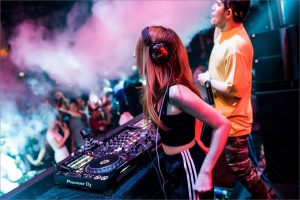 Phát triển phong cách chơi nhạc của DJ nữ