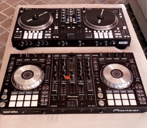 Pioneer DDJ 400 hay Numark PartyMix là bàn DJ giá rẻ cho người dùng?