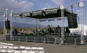 SÂN KHẤU CÓ GÌ NGOÀI DÀN ÂM THANH TRONG HỘI TRƯỜNG?