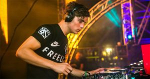 Trở thành DJ nổi bật cùng tai nghe DJ Numark Redwave Carbon