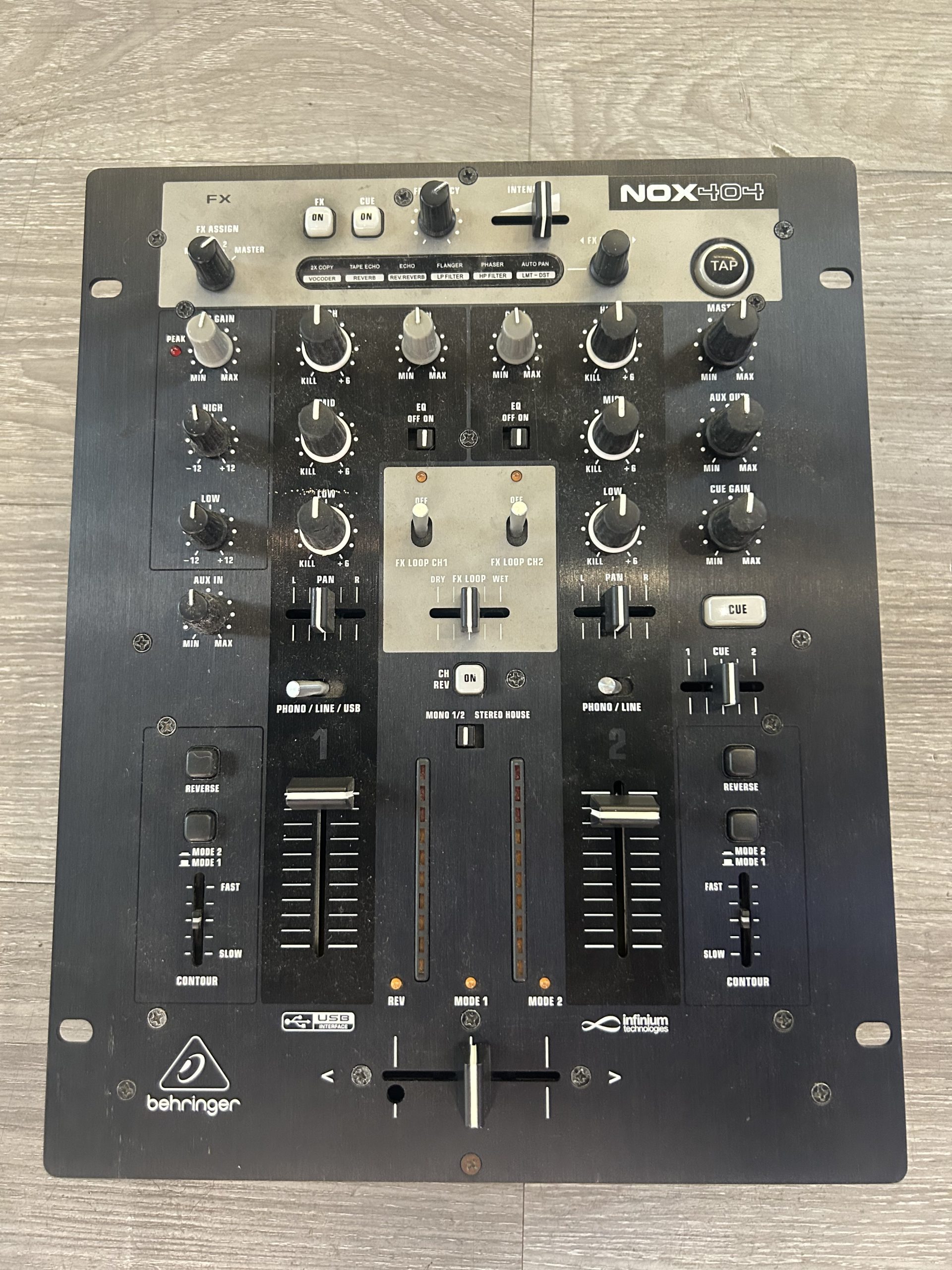 Mixer Behringer NOX404