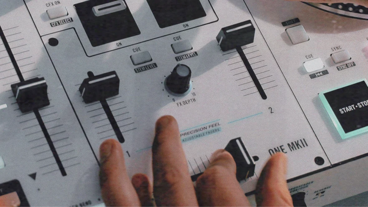 ban-dj-controller-rane-one-2