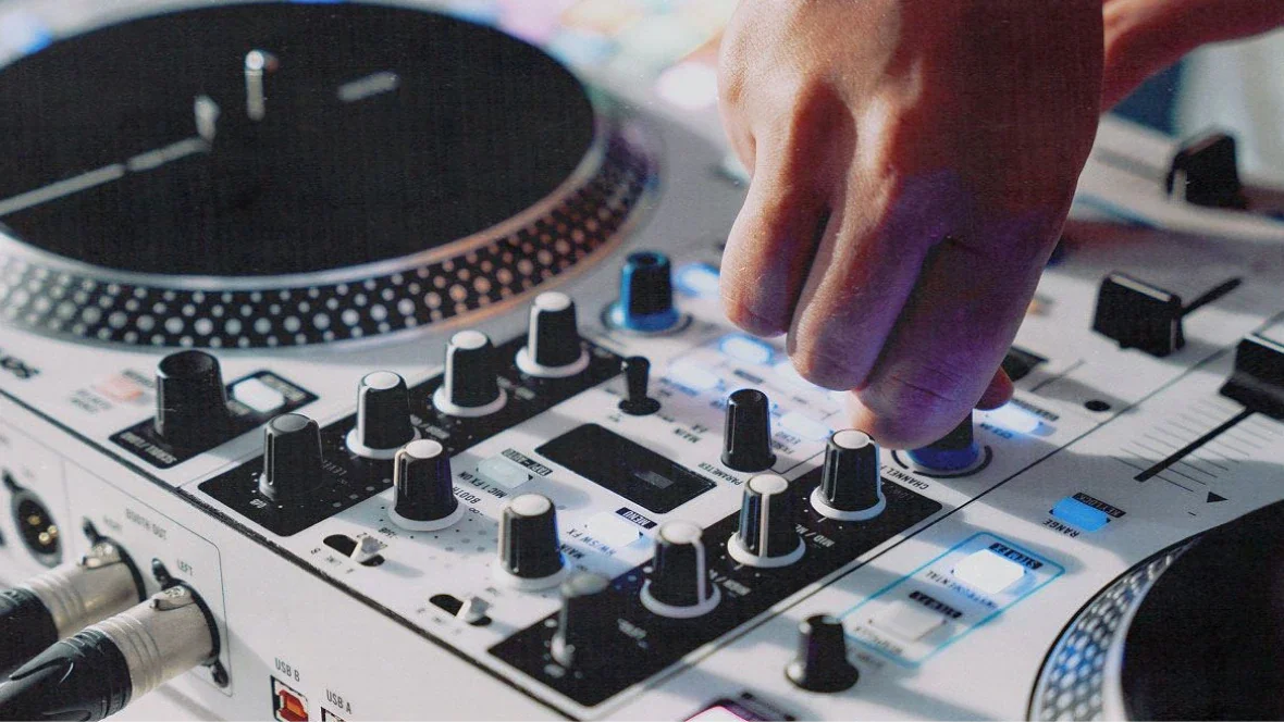 ban-dj-controller-rane-one-2