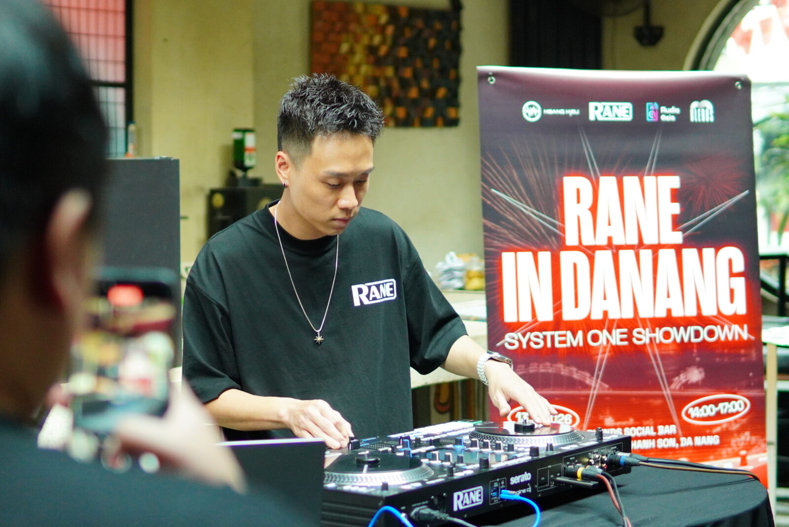 DJ trình diễn RANE SYSTEM ONE tại sự kiện Đà Nẵng