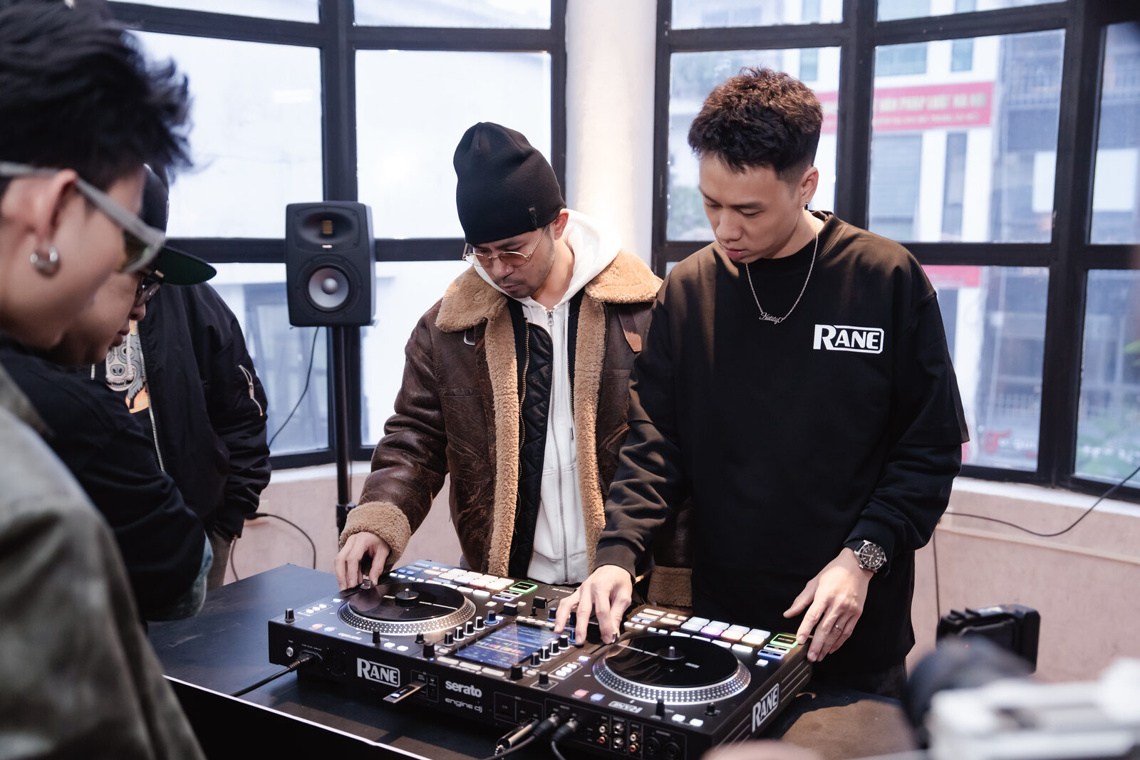 DJ trình diễn RANE SYSTEM ONE tại sự kiện ra mắt ở Hà Nội