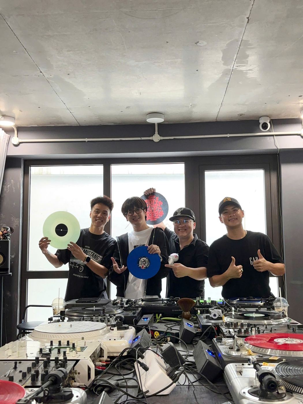 Các DJ cùng đĩa than tại Hanoi Spinning Space