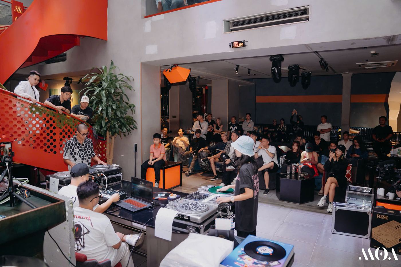 Khán giả tại cuộc thi scratch ở M.O.A, 98 Hàng Buồm