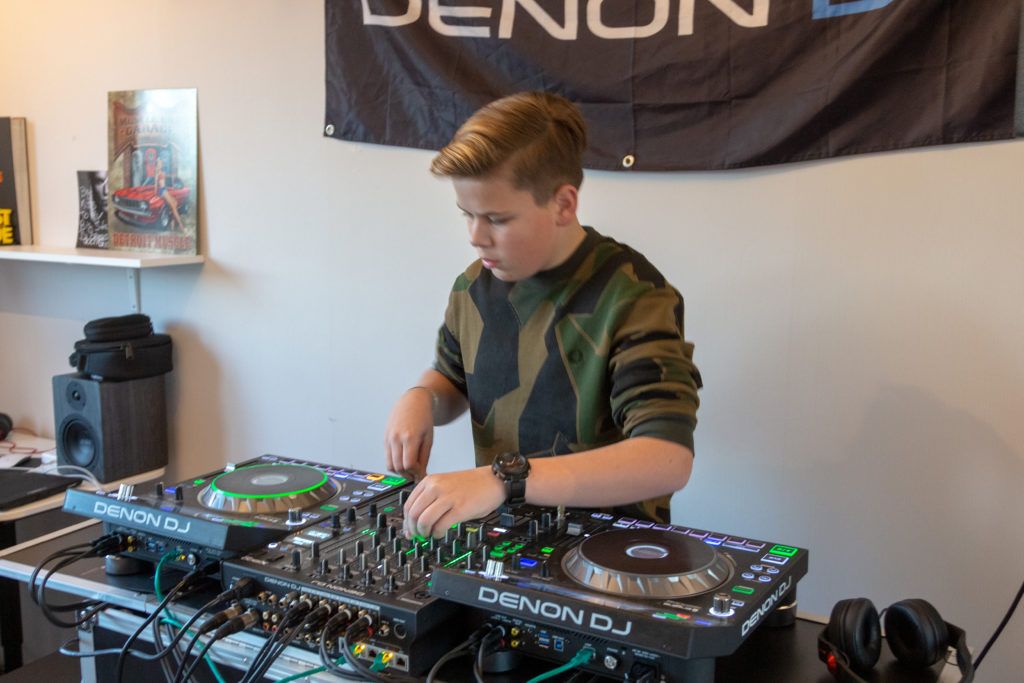 Học sinh thực hành trên bàn DJ