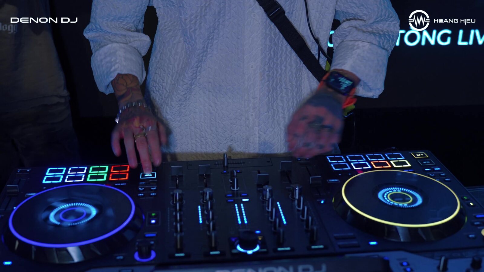 Denon DJ Prime 4 G2 bật toàn bộ đèn LED, pad và jog wheel phát sáng