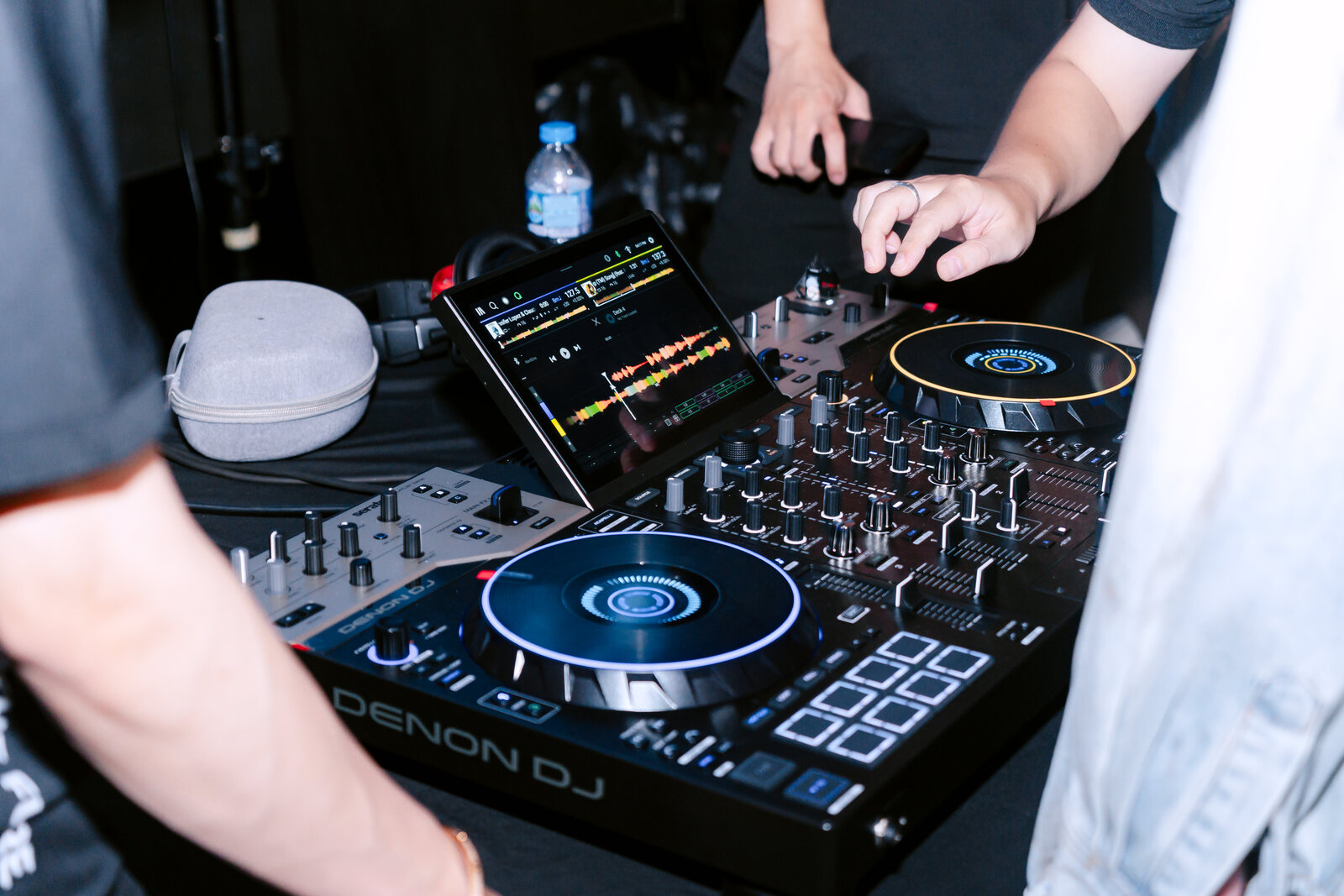 Bề mặt sơn đen nhám và mixer của Denon DJ Prime 4 G2