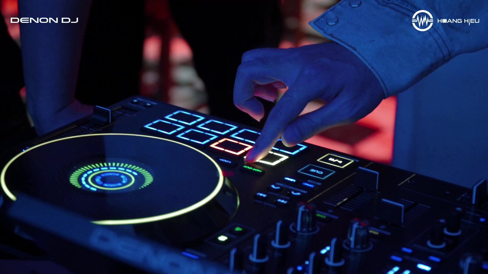 MPCe pads phát sáng trên Denon DJ Prime 4 G2