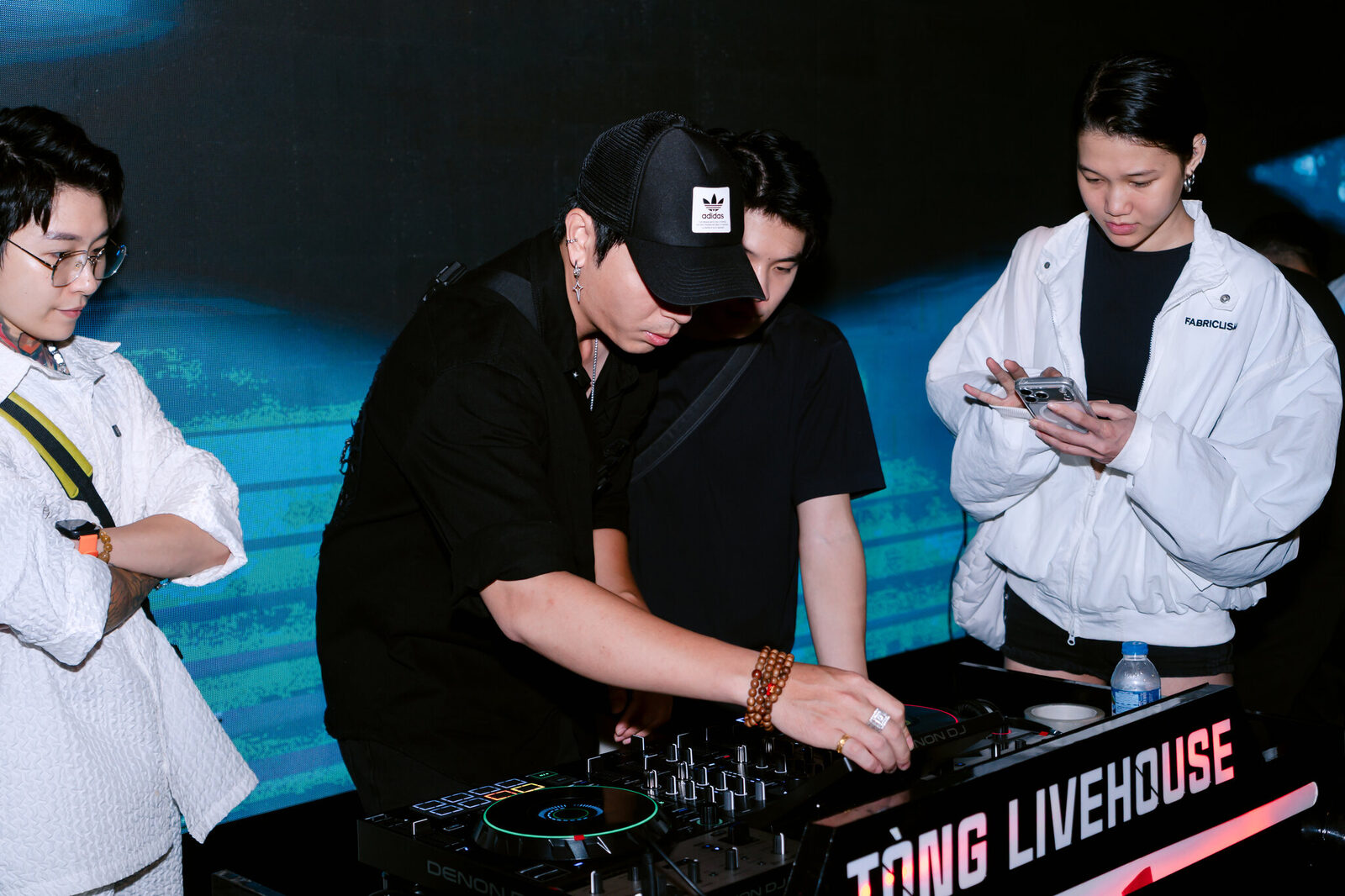 Người tham dự trải nghiệm Denon DJ PRIME 4 G2 tại Tòng Livehouse