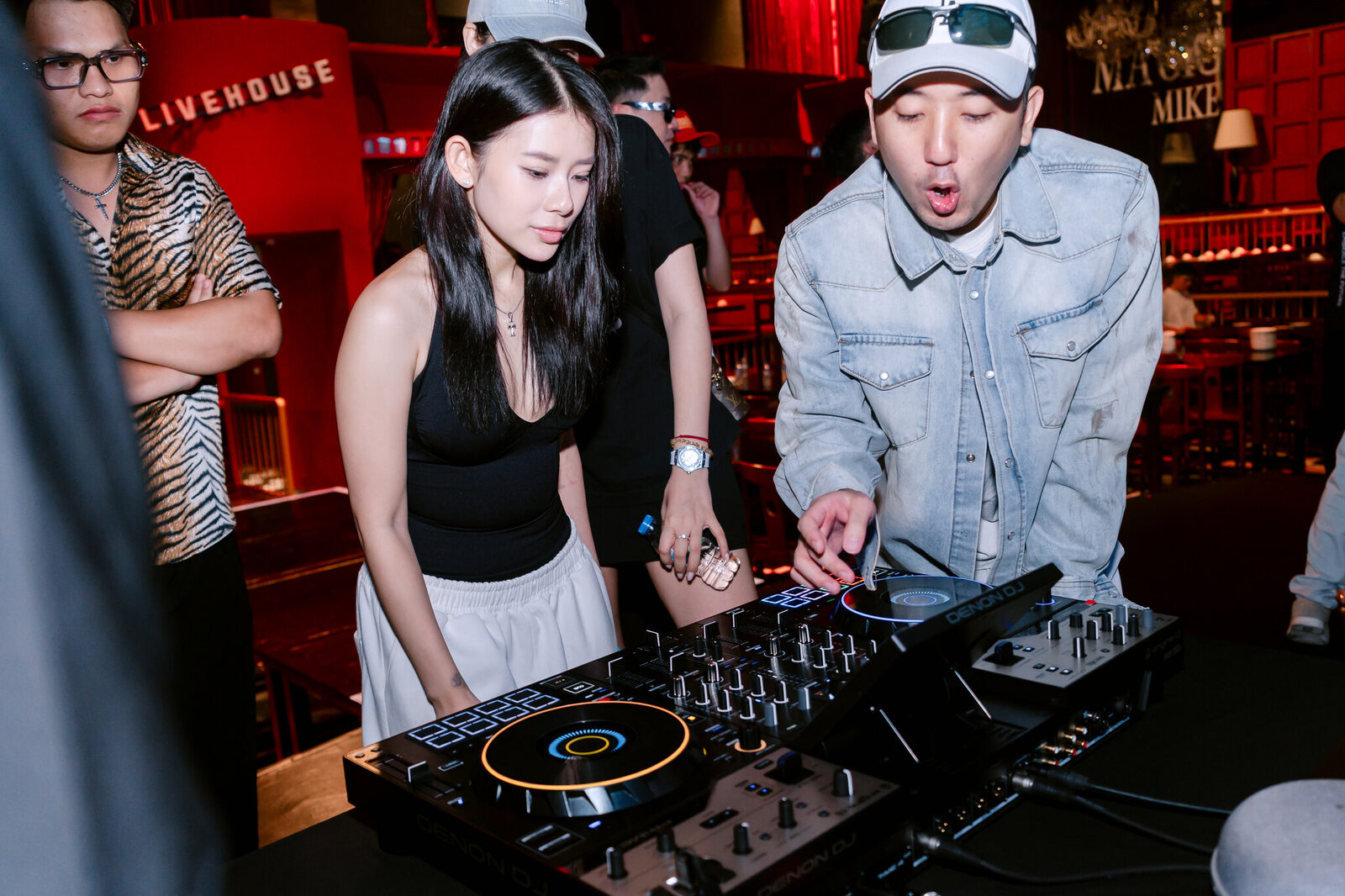 Học viên thử trực tiếp Denon DJ PRIME 4 G2 tại workshop