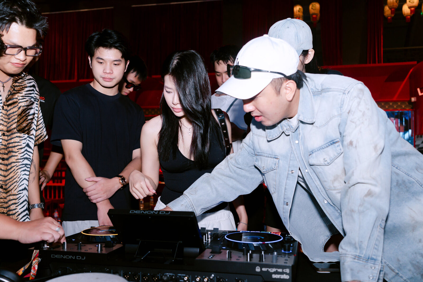 Nhóm DJ cùng thử Denon DJ PRIME 4 G2 trong phần hands-on
